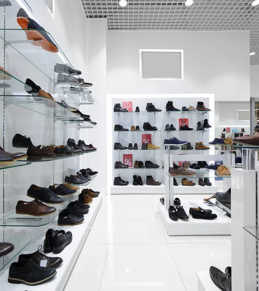 Interno del negozio di scarpe nel moderno centro commerciale europeo — Foto Stock