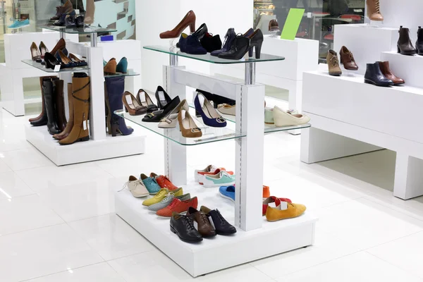 Interiør af sko butik i moderne europæiske indkøbscenter - Stock-foto
