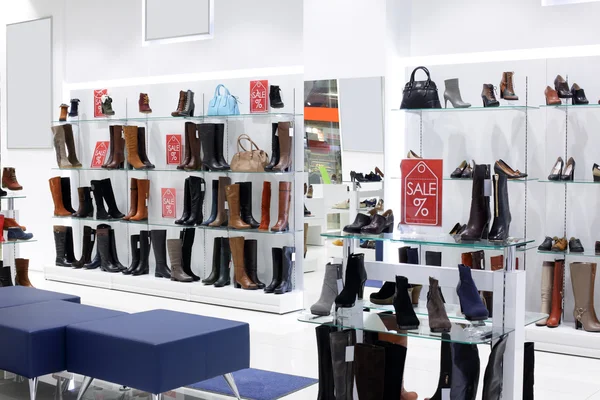 Interno del negozio di scarpe nel moderno centro commerciale europeo — Foto Stock