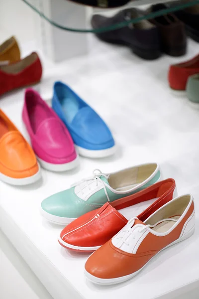 Interior de la tienda de zapatos en el centro comercial europeo moderno — Foto de Stock