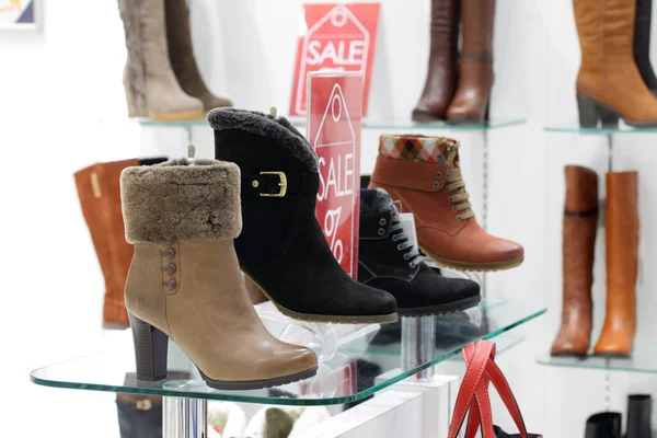 Interior de la tienda de zapatos en el centro comercial europeo moderno — Foto de Stock