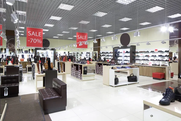 Interior de la tienda de zapatos en el centro comercial europeo moderno — Foto de Stock