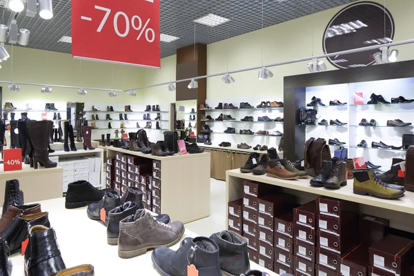 Interior de la tienda de zapatos en el centro comercial europeo moderno —  Fotos de Stock