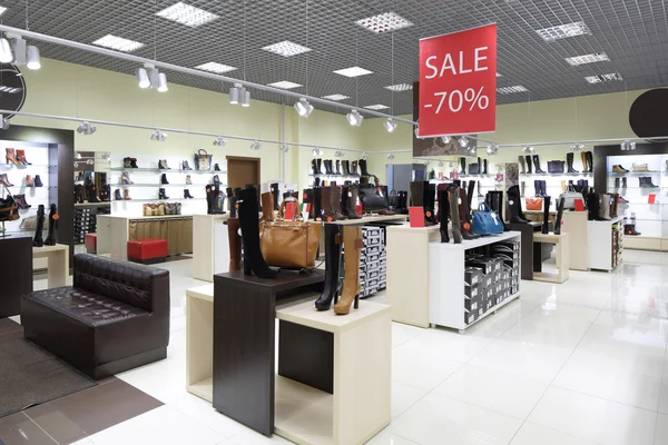 Interior de la tienda de zapatos en el centro comercial europeo moderno — Foto de Stock