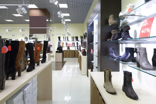 Intérieur du magasin de chaussures dans le centre commercial européen moderne — Photo