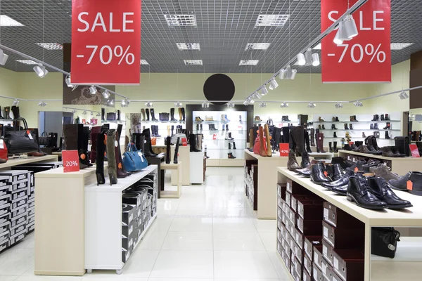 Interior de la tienda de zapatos en el centro comercial europeo moderno —  Fotos de Stock