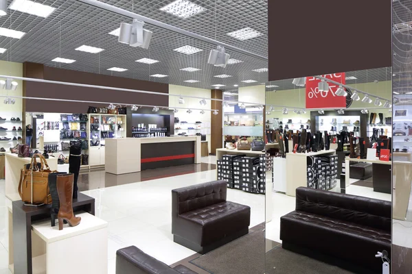 Інтер'єр магазину взуття в сучасному європейському торговому центрі — стокове фото