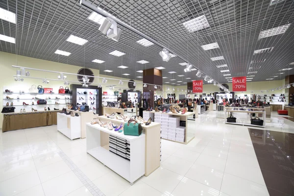 Interior de la tienda de zapatos en el centro comercial europeo moderno — Foto de Stock