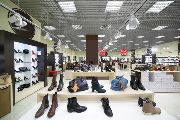 Interieur van schoenenwinkel in moderne Europese winkelcentrum — Stockfoto