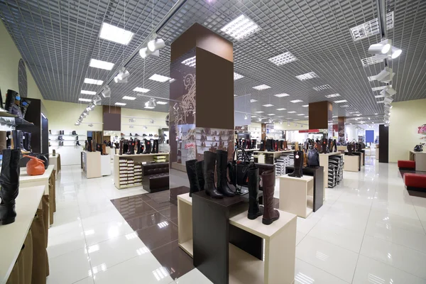 Interior de la tienda de zapatos en el centro comercial europeo moderno — Foto de Stock