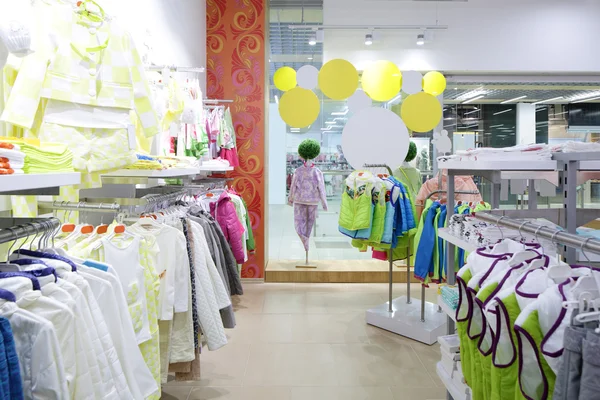 Новый интерьер детского магазина тканей — стоковое фото