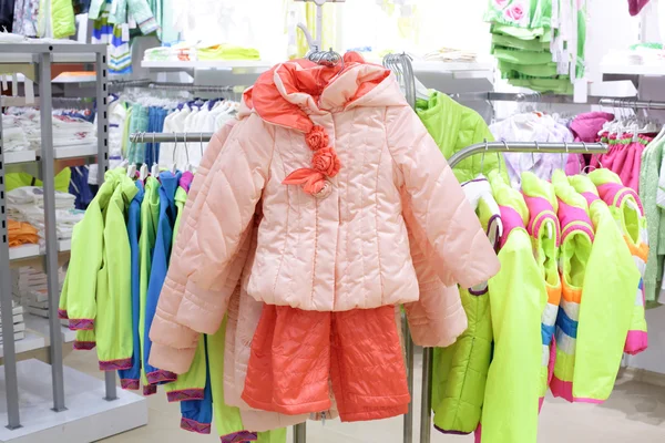Zupełnie nowe wnętrze tkaniny dzieci sklep — Zdjęcie stockowe