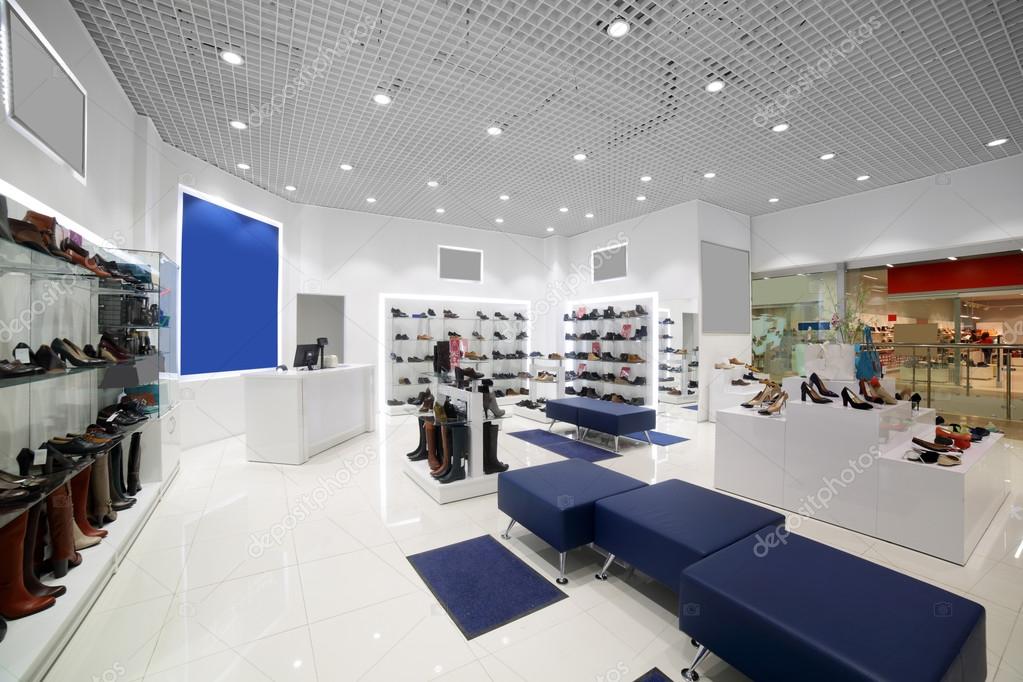 Interior de la tienda de zapatos en el centro comercial europeo