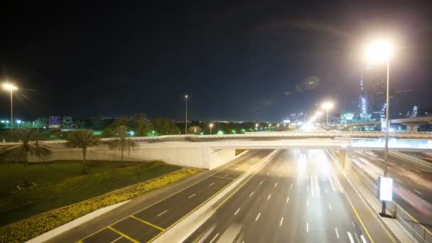 Verkeer kruispunt in Dubai stad — Stockvideo