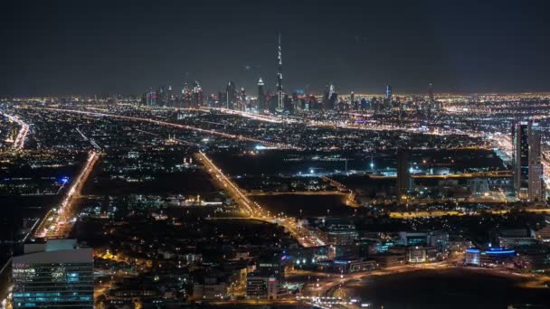 Gece turist Dubai'de sokak — Stok video