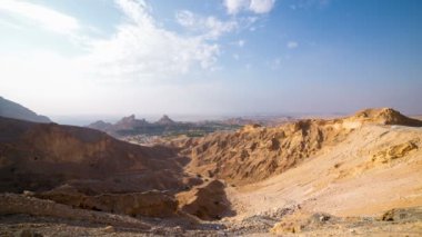 Bulutlar dağlar, Dubai üzerinden