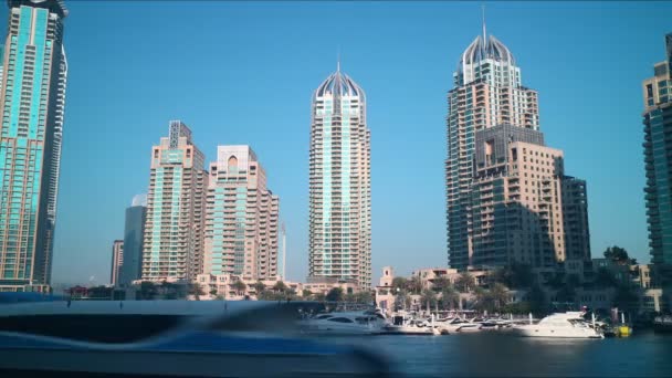 Båtar i dubai marina — Stockvideo