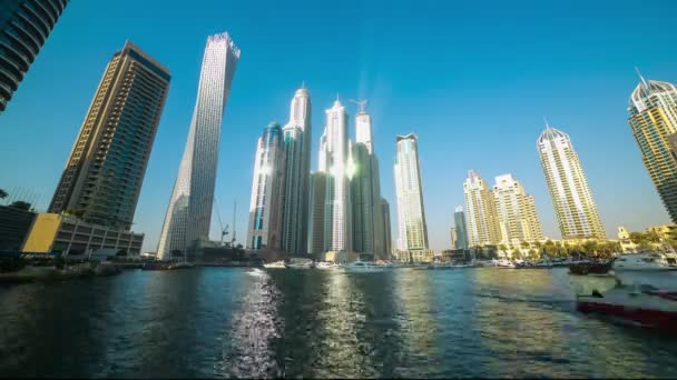 Wolkenkrabbers in Dubai Marina — Stockvideo