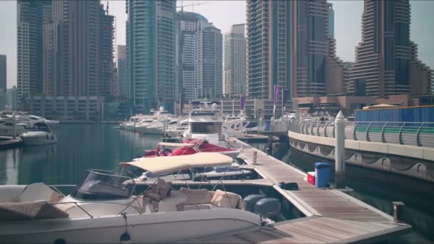 Dubai marina boten — Stockvideo