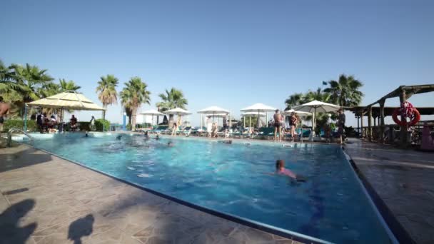 Zwembad in het hotel, Verenigde Arabische Emiraten — Stockvideo