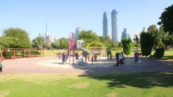 Niños areat en parque en la ciudad de Dubai — Vídeo de stock