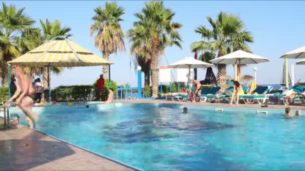 Hotel piscina in Emirati Arabi Uniti — Video Stock