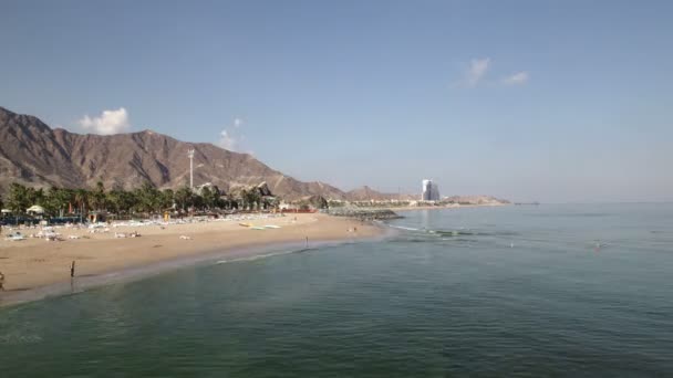 Пляж туристического отеля недалеко от Дубая — стоковое видео