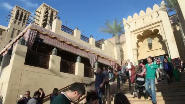 Personnes à Place touristique à Dubaï — Video