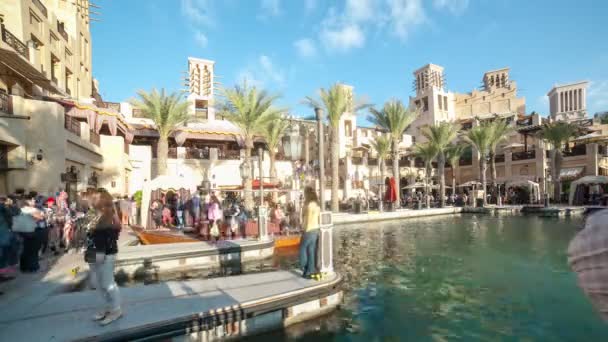 Lidé v turistických Perského zálivu v Dubaji — Stock video