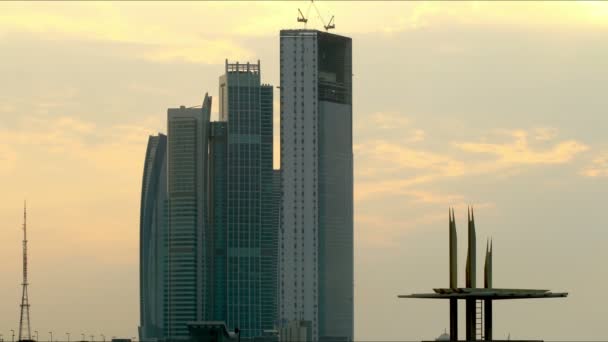 Wolkenkrabbers weergave in Abu Dhabi — Stockvideo