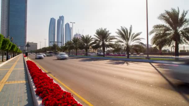 Abu Dhabi tráfego de rua — Vídeo de Stock