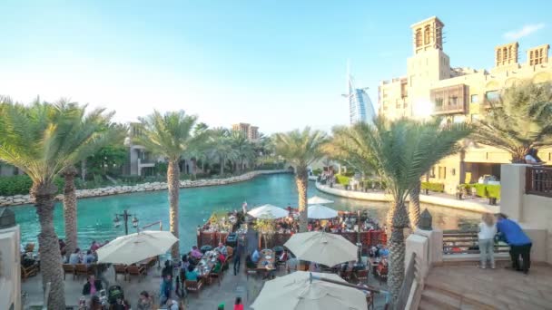 Turystycznym Zatoki Perskiej w Dubaju — Wideo stockowe