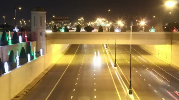 Ніч трафіку в Дубаї — стокове відео