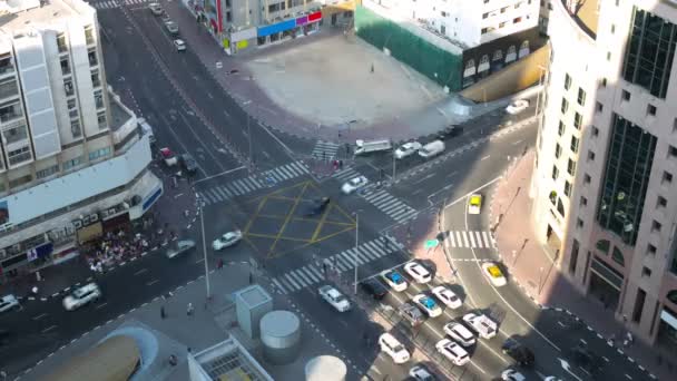 Tráfego de automóveis na rua Dubai — Vídeo de Stock