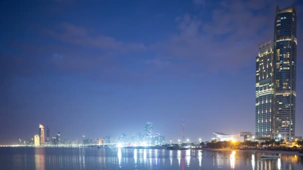 Panorama da noite de Abu Dhabi — Vídeo de Stock