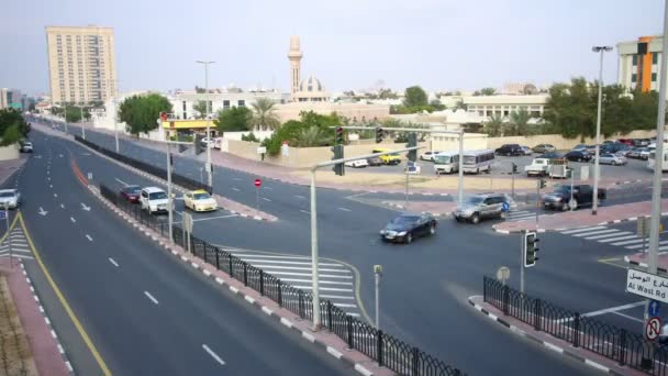 Vägtrafiken på Dubai gator — Stockvideo