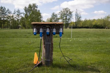 Kamp alanındaki elektrik kontrol kutusunun dışında. Elektriği karavanlara bağlamak için prize bağlı elektrik kabloları