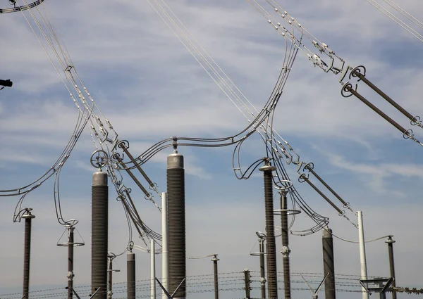 Elektrische Transmissielijnen Avond Hoogspanningsschakelaars Uitrusting Van Krachtcentrales — Stockfoto