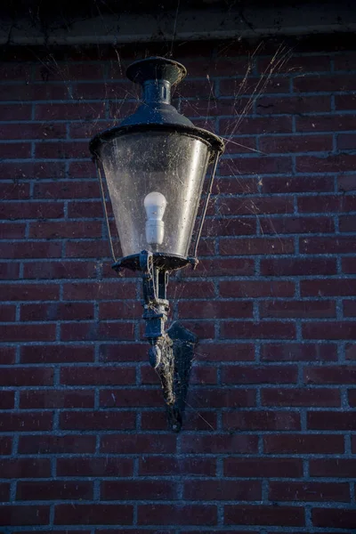 Karanlık Bir Sokakta Eski Bir Lamba Kırık Camlar Örümcek Ağları — Stok fotoğraf