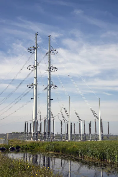 Podstacja Transformatorowa Wieżami Elektrycznymi Słupy Urządzeniami Tle Niebieskiego Nieba — Zdjęcie stockowe