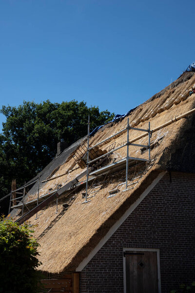 Строительная площадка (крыша) из семейного дома с соломой