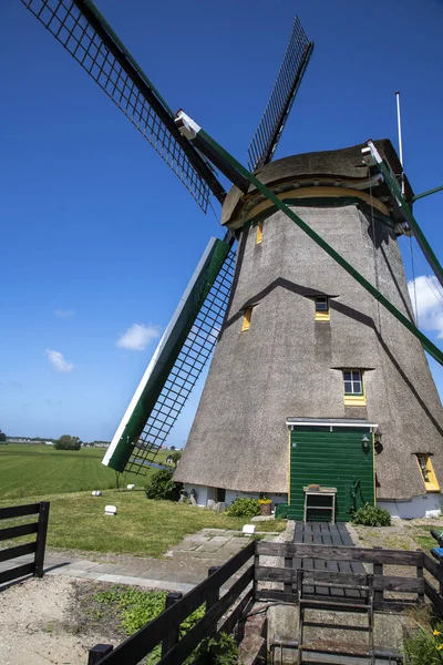 Vieux Moulin Hollandais Avec Ciel Bleu — Photo