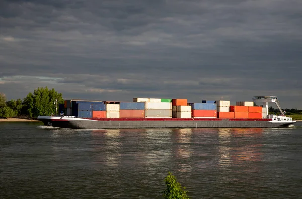 Inlandshipping Εμπορευματοκιβώτια Μεταφοράς Εμπορευματοκιβωτίων Πάνω Από Τον Ποταμό Στις Κάτω — Φωτογραφία Αρχείου