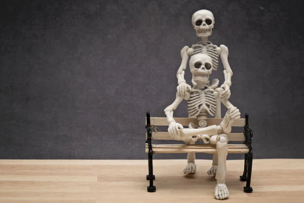 Dois esqueletos pose — Fotografia de Stock