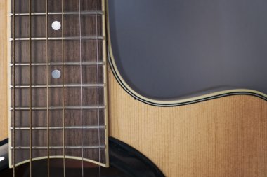 Akustik gitarın gövdesi