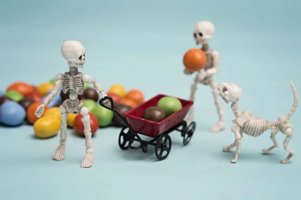 Esqueleto de niños y dulces de chocolate — Foto de Stock