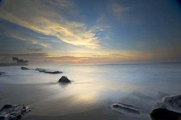 Sol nascendo na praia tropical — Fotografia de Stock