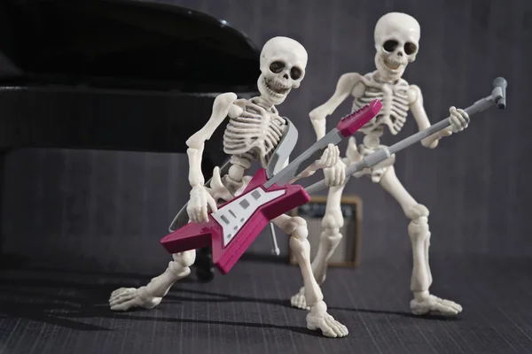 Dois esqueletos banda de rock — Fotografia de Stock