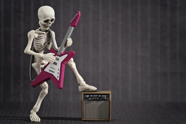 Um guitarrista esqueleto — Fotografia de Stock