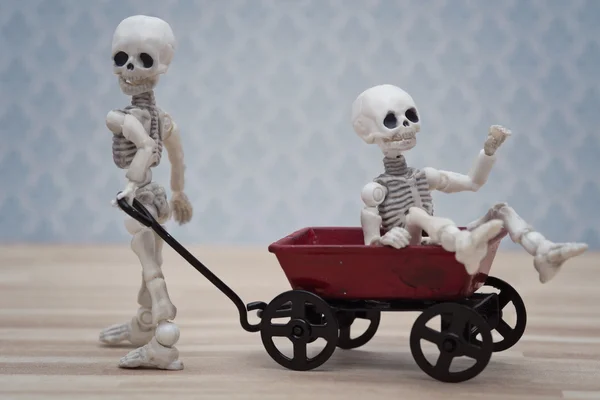 Skelet kinderen en speelgoed wagon — Stockfoto